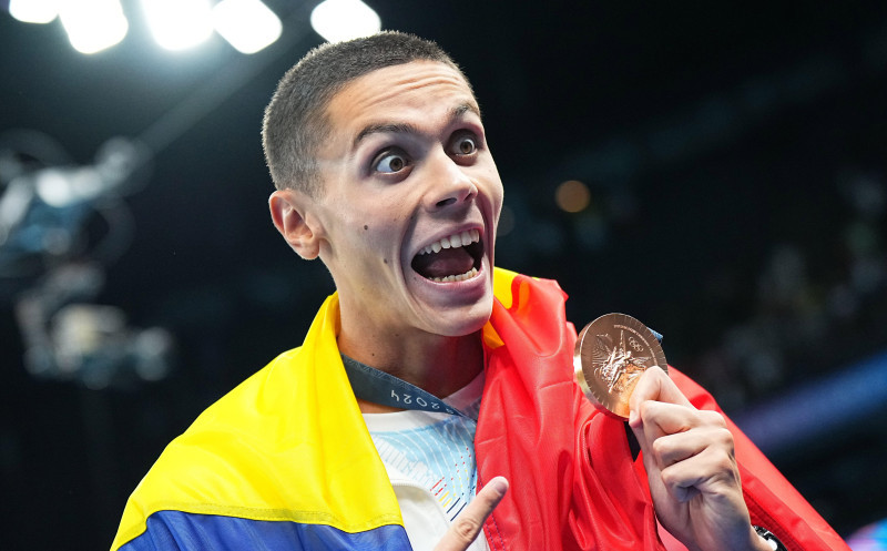 Paris, France. 31st July, 2024. Olympic Games, Paris 2024, 100 m freestyle, men, final, third-placed David Popovici from Romania celebrates with his bronze medal. Credit: Michael Kappeler/dpa/Alamy Live News