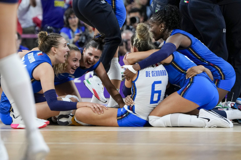 PARIS, FRANCE - AUGUST 11: Carlotta Cambi of Italy R) and Gaia Giovannini of Italy L) celebrates victory during the Wome