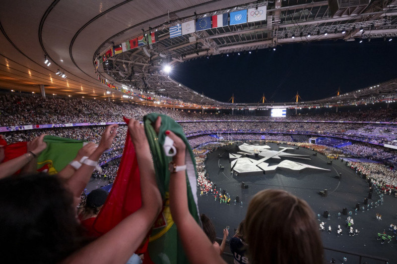 fanoušci, tribuna, Letní olympijské hry 2024, závěrečný ceremoniál, slavnostní zakončení, stadion Stade de France