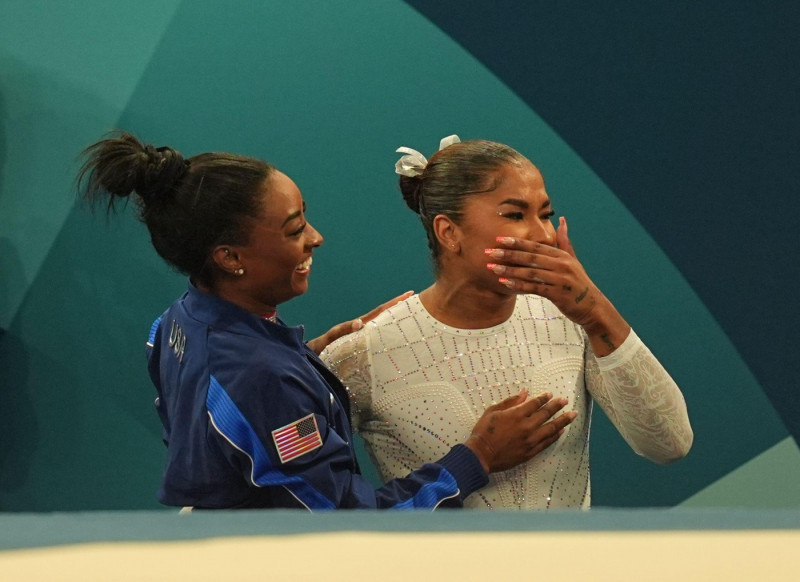 Paris, France. 5 August, 2024. Jordan Chiles (United States of America) and Simone Biles (United States of America) celebrate during the floor Final for women at Bercy Arena, Paris, France. Credit: Ulrik Pedersen/Alamy