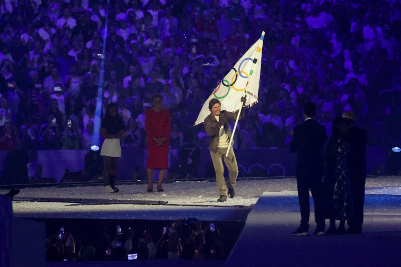 Tom Cruise mit der olympischen Fahne / Abschlusszeremonie, Abschlussfeier - Closing Ceremony / Paris 2024, Olympische Sp