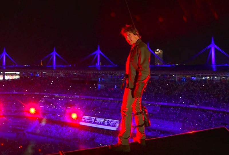 Tom Cruise lors du passage de drapeau olympique entre Paris et los Angeles - Cérémonie de Clôture des Jeux Olympiques de Paris (JO 2024) au Stade de France