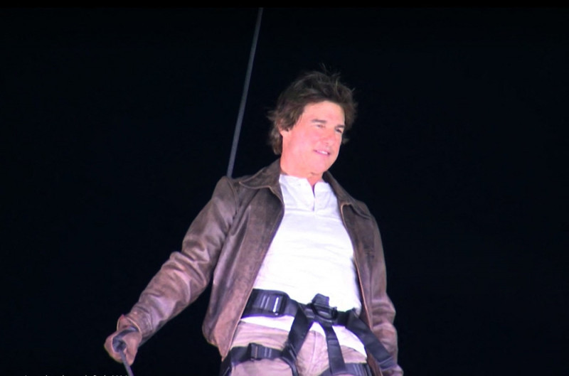 Tom Cruise lors du passage de drapeau olympique entre Paris et los Angeles - Cérémonie de Clôture des Jeux Olympiques de Paris (JO 2024) au Stade de France