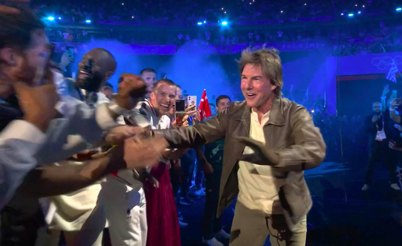 Tom Cruise lors du passage de drapeau olympique entre Paris et los Angeles - Cérémonie de Clôture des Jeux Olympiques de Paris (JO 2024) au Stade de France