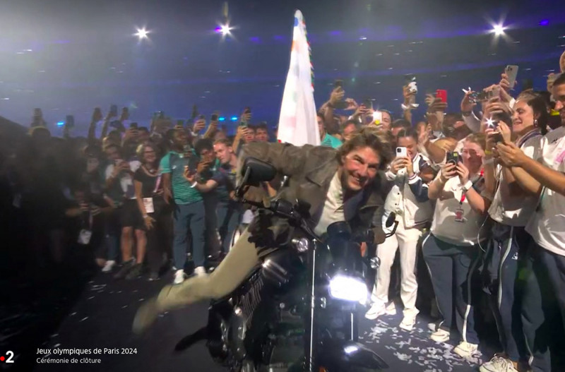 Tom Cruise lors du passage de drapeau olympique entre Paris et los Angeles - Cérémonie de Clôture des Jeux Olympiques de Paris (JO 2024) au Stade de France