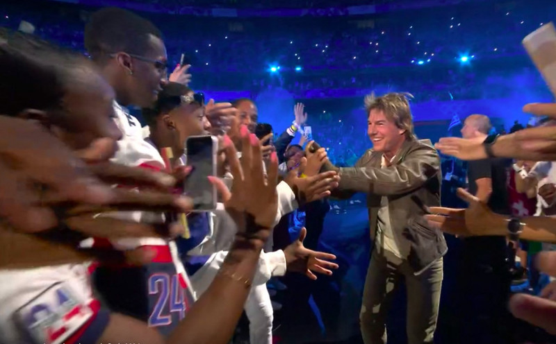 Tom Cruise lors du passage de drapeau olympique entre Paris et los Angeles - Cérémonie de Clôture des Jeux Olympiques de Paris (JO 2024) au Stade de France