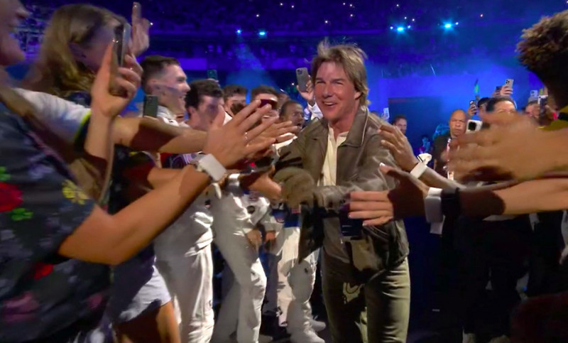 Tom Cruise lors du passage de drapeau olympique entre Paris et los Angeles - Cérémonie de Clôture des Jeux Olympiques de Paris (JO 2024) au Stade de France