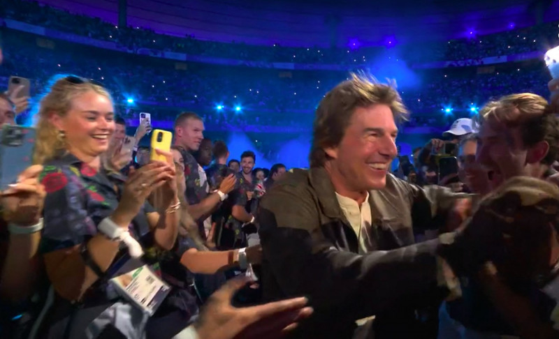 Tom Cruise lors du passage de drapeau olympique entre Paris et los Angeles - Cérémonie de Clôture des Jeux Olympiques de Paris (JO 2024) au Stade de France