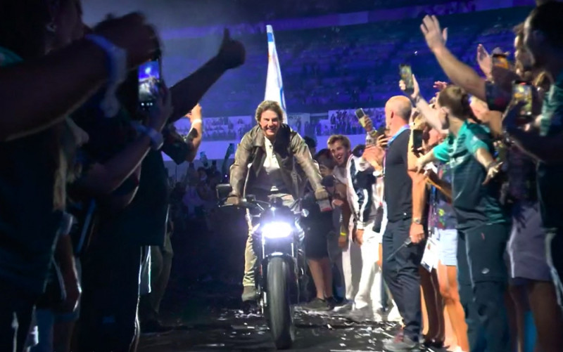 Tom Cruise lors du passage de drapeau olympique entre Paris et los Angeles - Cérémonie de Clôture des Jeux Olympiques de Paris (JO 2024) au Stade de France