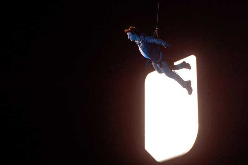 Tom Cruise (USA, Schauspieler) springt zur Uebergabe der olympischen Fahne an Los Angeles 2028 vom Stadiondach, FRA, Oly