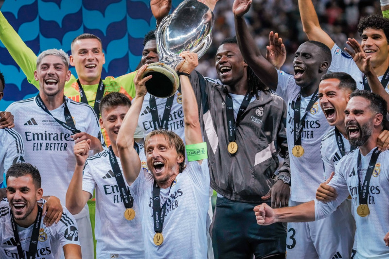 2024 UEFA Super Cup: Real Madrid vs. Atalanta Captain Luka Modric lifts the trophy after the 2024 UEFA Super Cup: Real M