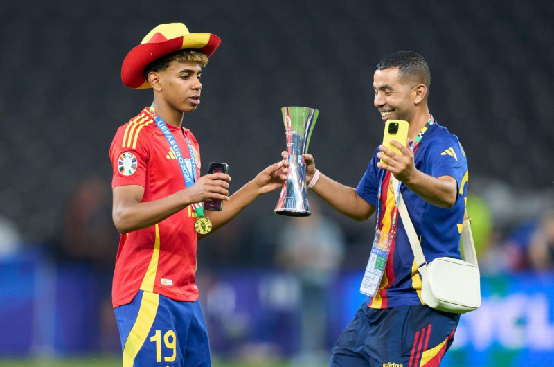 Lamine Yamal, ESP 19 with father Mounir Nasraoui aus Larache at the winners ceremony after the final match SPAIN - ENGLAND 2-1of the UEFA European Championships 2024 on Jul 14, 2024 in Berlin, Germany. Photographer: Peter Schatz