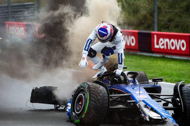 02 SARGEANT Logan (usa), Williams Racing FW46, with his car on fire after his crash in FP3 during the Formula 1 Heineken