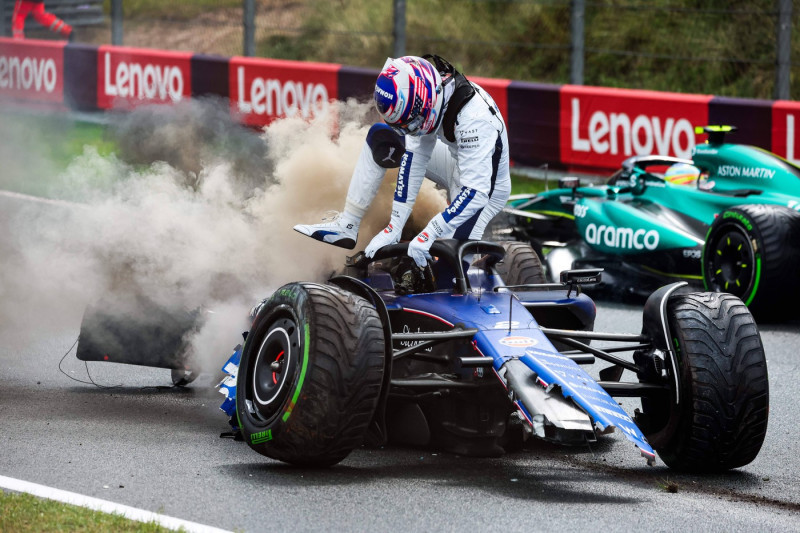 02 SARGEANT Logan (usa), Williams Racing FW46, with his car on fire after his crash in FP3 during the Formula 1 Heineken