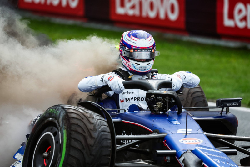 02 SARGEANT Logan (usa), Williams Racing FW46, with his car on fire after his crash in FP3 during the Formula 1 Heineken