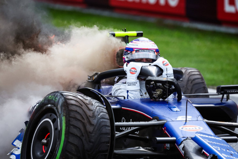 02 SARGEANT Logan (usa), Williams Racing FW46, with his car on fire after his crash in FP3 during the Formula 1 Heineken