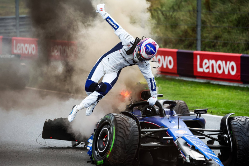 02 SARGEANT Logan (usa), Williams Racing FW46, with his car on fire after his crash in FP3 during the Formula 1 Heineken