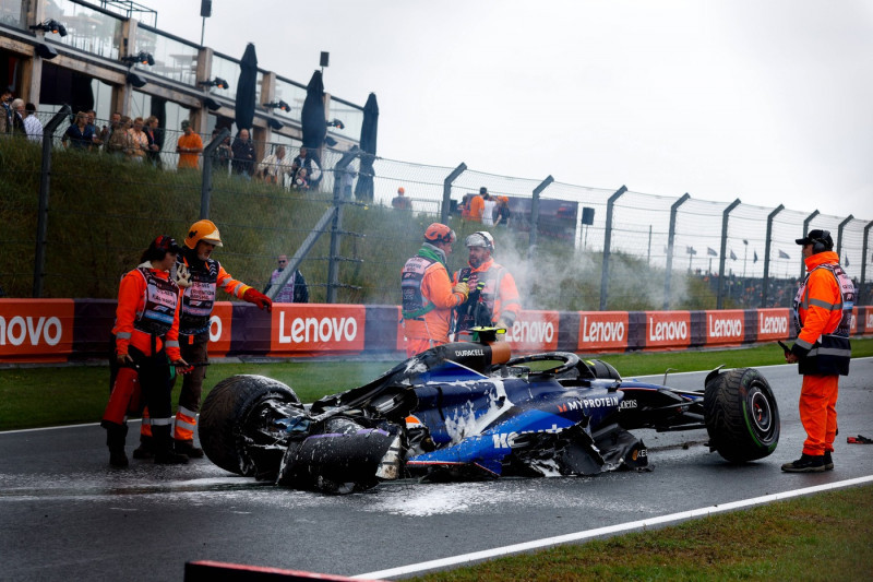 Damaged car of 2 Logan Sargeant (USA, Williams Racing) after his crash, F1 Grand Prix of the Netherlands at Circuit Zand