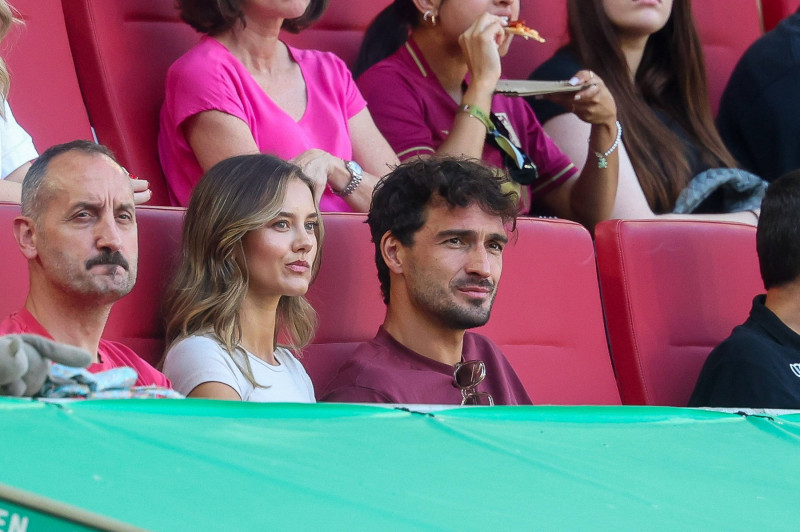 Mats Hummels mit seiner Freundin Nicola Cavanis auf der Tribuene, FC Augsburg vs. SV Werder Bremen, Fussball, 1. Bundesl