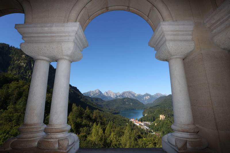 Schwangau, Germany. 04th Aug, 2022. View of the Alpsee lake and Hohenschwangau castle from a balcony of Neuschwanstein castle. Credit: Karl-Josef Hildenbrand/dpa/Alamy Live News