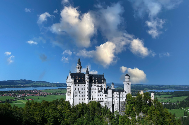 Schloss Neuschwanstein im bayerischen Allgäu bei Füssen, Deutschland *** Neuschwanstein Castle in Bavarian Allgäu near F