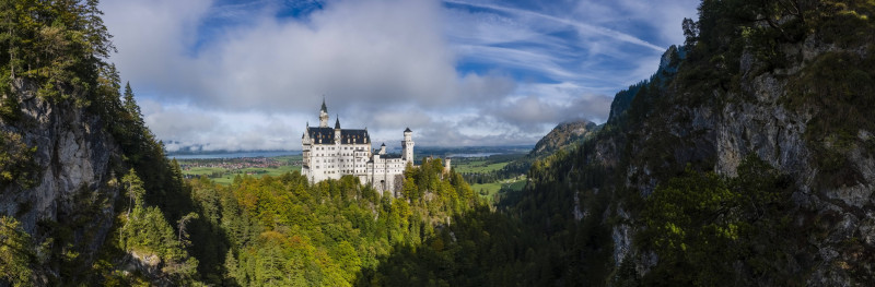 Panoramic view of the castle Neuschwanstein from the bridge Marienbrücke in autumn. cx Hohenschwangau Bavaria Germany FB