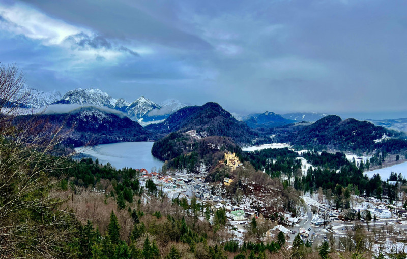 19.12.2023, Füssen Schloss Neuschwanstein, Blick von einem Weg hoch oben in richtung Westen zum Schloß Hohenschwangau un