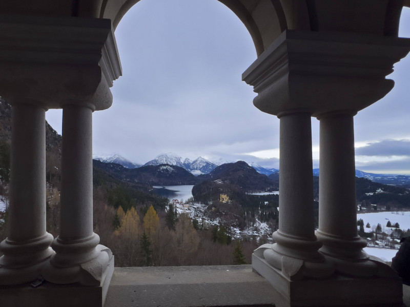 19.12.2023, Füssen Schloss Neuschwanstein, Blick von einem Balkon richtung Westen zum Schloß Hohenschwangau und dem Alps