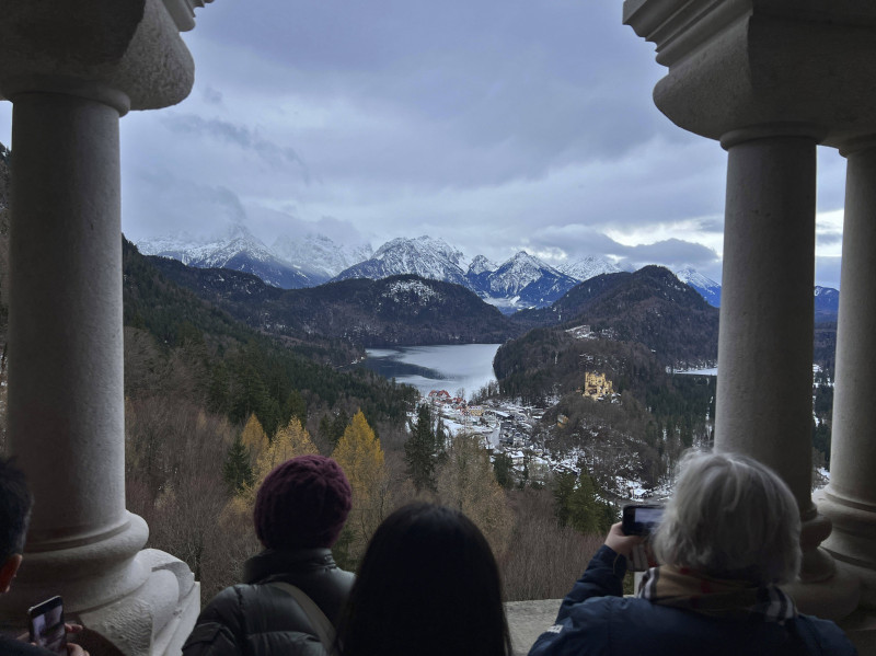 19.12.2023, Füssen Schloss Neuschwanstein, Blick von einem Balkon richtung Westen zum Schloß Hohenschwangau und dem Alps