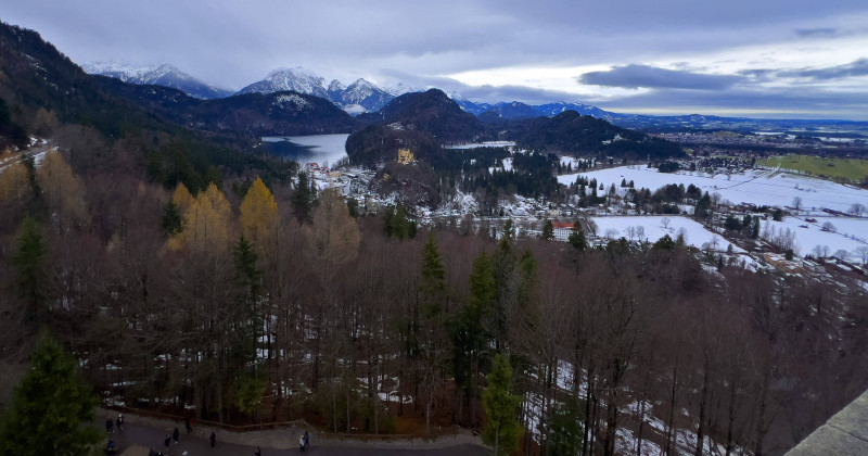 19.12.2023, Füssen Schloss Neuschwanstein, Blick von einem Balkon richtung Westen zum Schloß Hohenschwangau und dem Alps