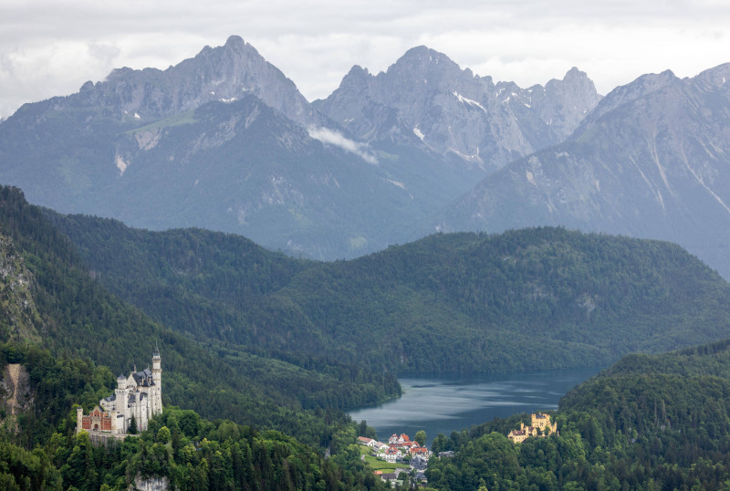 Blick auf die Königsschlösser Blick von der Hornburg auf das Schloss Neuschwanstein und Schloss Hohenschwangau bei Wolke