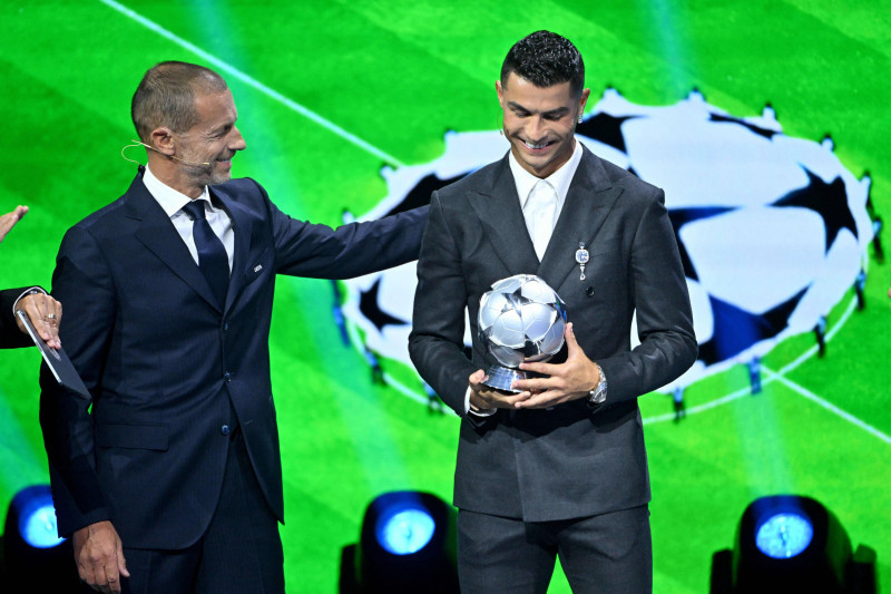 Aleksander Ceferin, le prĂ©sident de l UEFA, et Cristiano Ronaldo durant le tirage au sort des rencontres de la phase rĂ©g