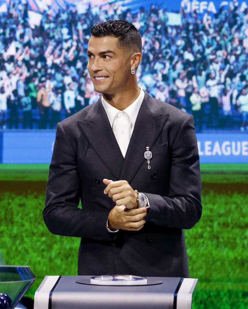 Cristiano Ronaldo (Akh Ba Ka High Jewelry, boucle d'oreille So Move - Messika) reçoit le prix de meilleur buteur de tous les temps lors du tirage au sort UEFA pour la saison 2024/2025 au forum Grimaldi à Monaco