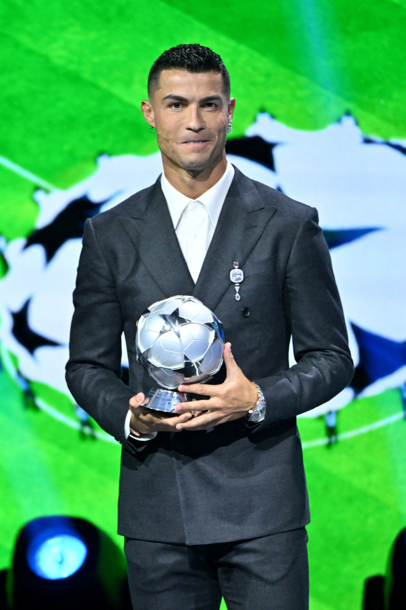 Cristiano Ronaldo reçoit le prix de meilleur buteur de tous les temps lors du tirage au sort UEFA pour la saison 2024/2025 au forum Grimaldi à Monaco