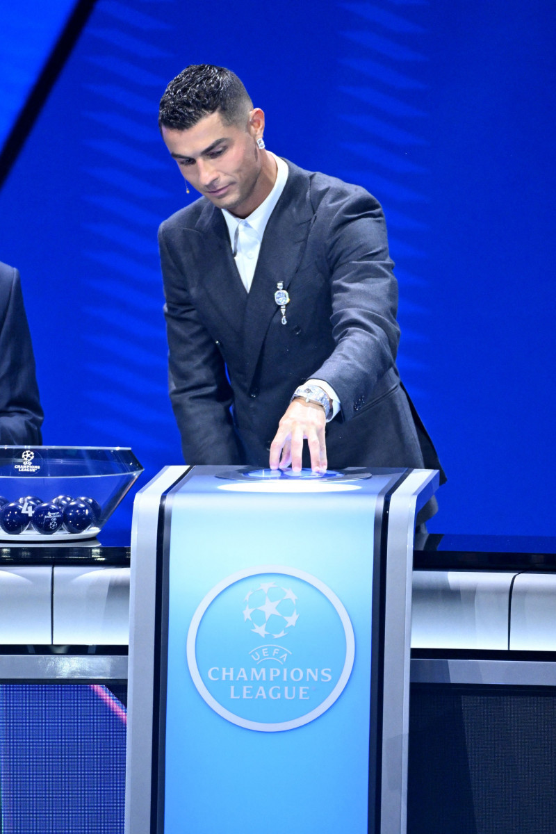 Cristiano Ronaldo reçoit le prix de meilleur buteur de tous les temps lors du tirage au sort UEFA pour la saison 2024/2025 au forum Grimaldi à Monaco