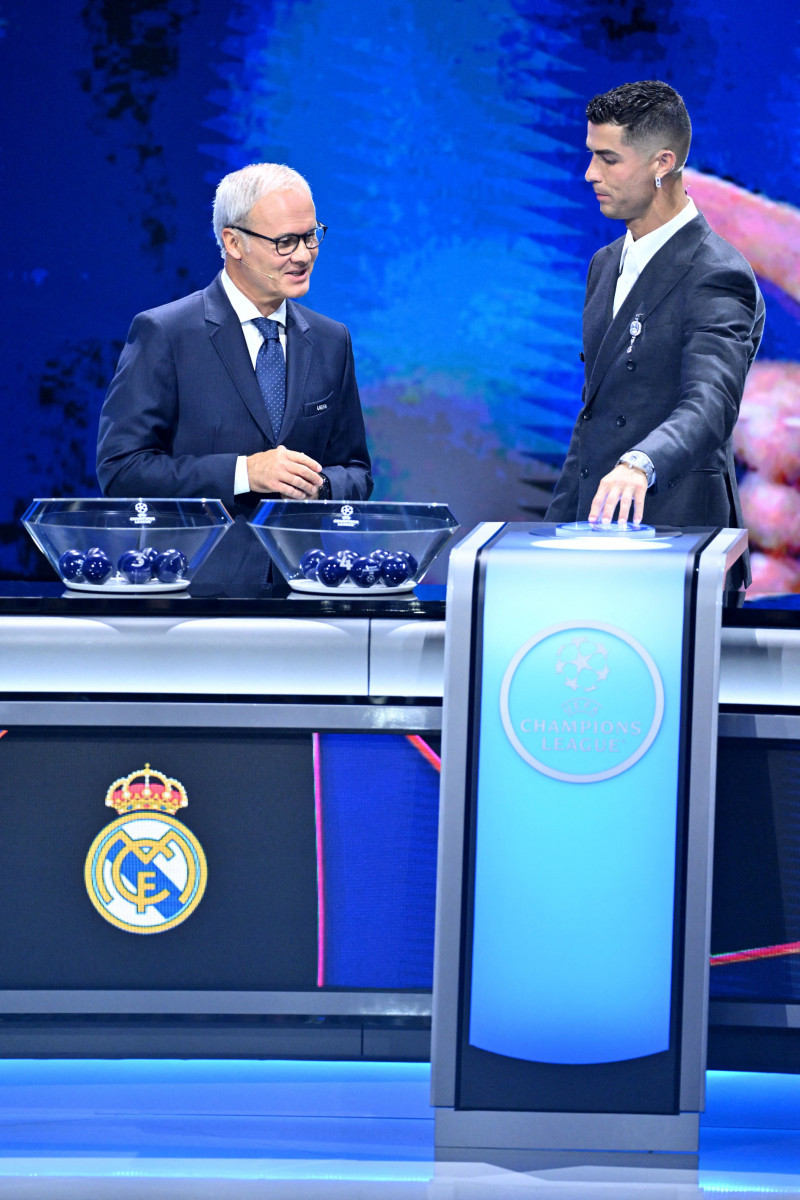 Cristiano Ronaldo reçoit le prix de meilleur buteur de tous les temps lors du tirage au sort UEFA pour la saison 2024/2025 au forum Grimaldi à Monaco