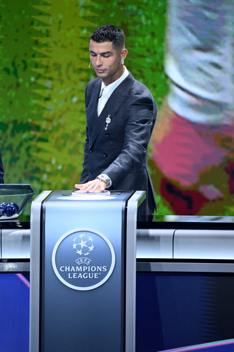 Cristiano Ronaldo reçoit le prix de meilleur buteur de tous les temps lors du tirage au sort UEFA pour la saison 2024/2025 au forum Grimaldi à Monaco