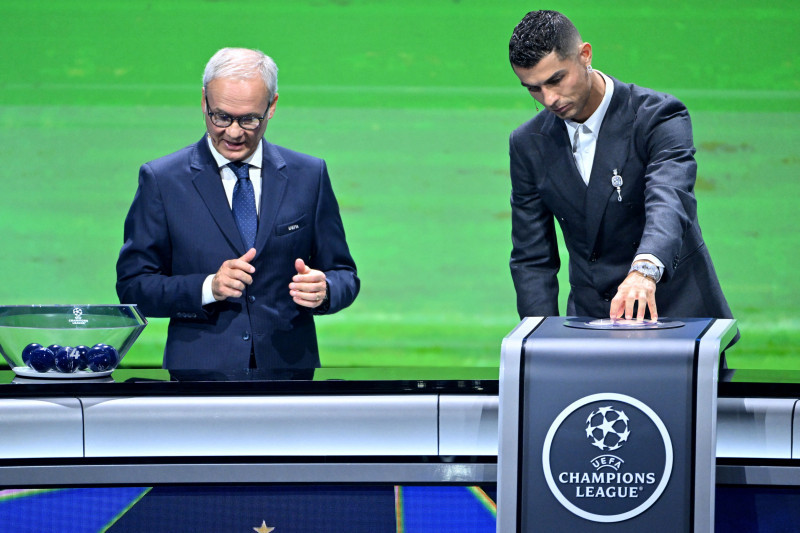 Cristiano Ronaldo reçoit le prix de meilleur buteur de tous les temps lors du tirage au sort UEFA pour la saison 2024/2025 au forum Grimaldi à Monaco