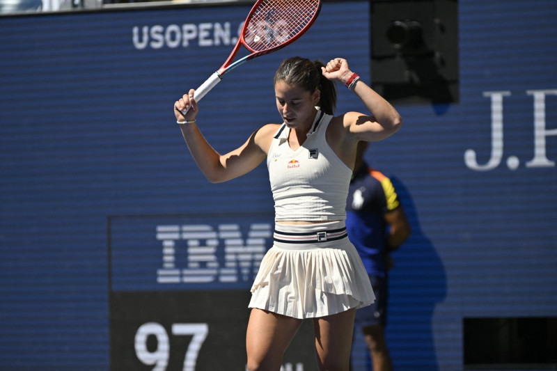 Emma Navarro s’est hissée dans le dernier carré d’un tournoi du Grand Chelem pour la première fois de sa carrière en écartant Paula Badosa en quart de l’US Open (6-2, 7-5) à New York