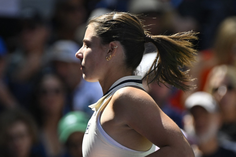 Emma Navarro s’est hissée dans le dernier carré d’un tournoi du Grand Chelem pour la première fois de sa carrière en écartant Paula Badosa en quart de l’US Open (6-2, 7-5) à New York