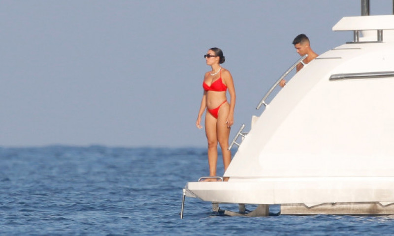 FOTO Viral instant: Ronaldo și Georgina stăteau pe yacht și au avut parte de o mare surpriză! Ce a trecut prin fața lor