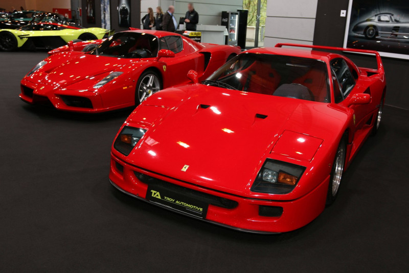 Ferrari F40 (rechts) und Ferrari Enzo, 34. Techno Classica Essen (03. - 07.04.2024). Messe Essen, Siha, Oldtimer / klass