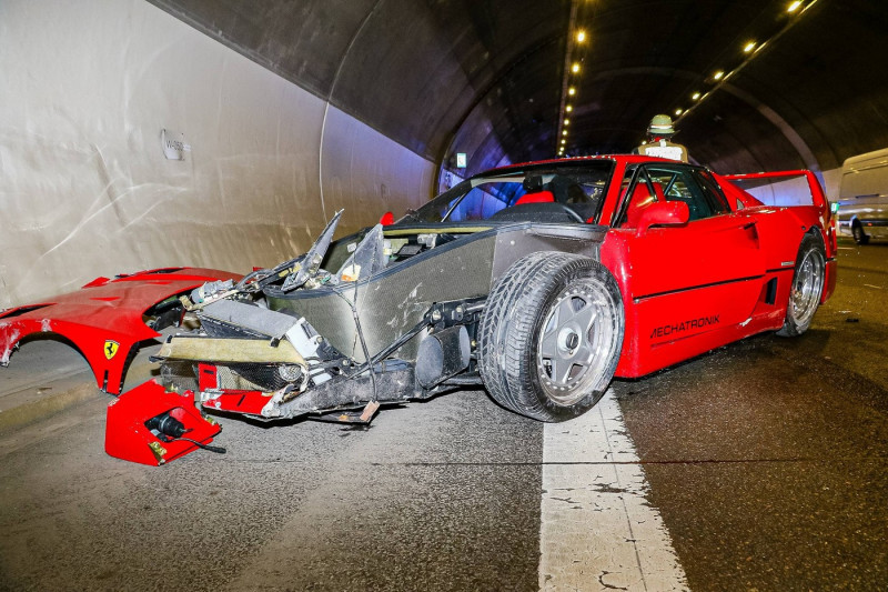 Verkehrsunfall mit Ferrari F40 im Engelbergtunnel auf der A81 in Richtung Stuttgart: Personenschaden 21.04.2024: Infos z