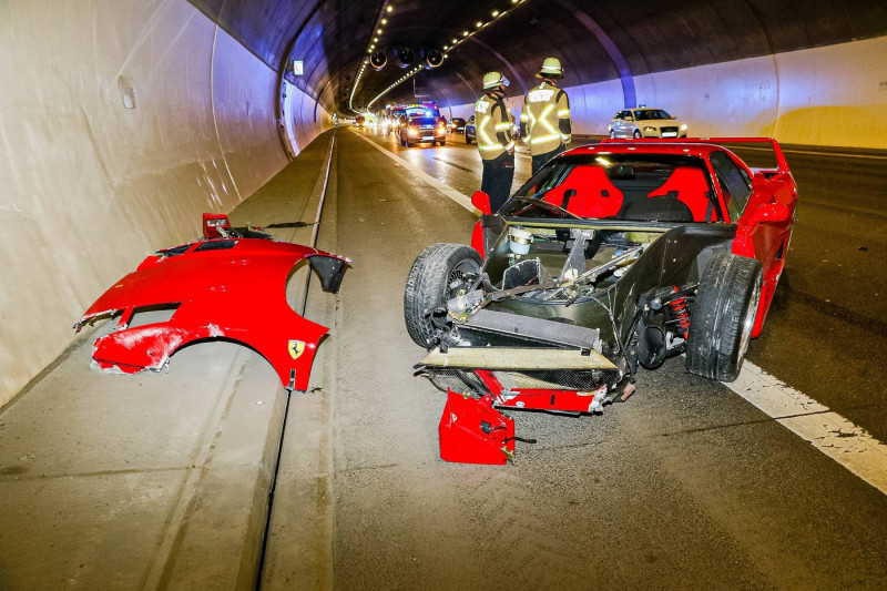 Verkehrsunfall mit Ferrari F40 im Engelbergtunnel auf der A81 in Richtung Stuttgart: Personenschaden 21.04.2024: Infos z