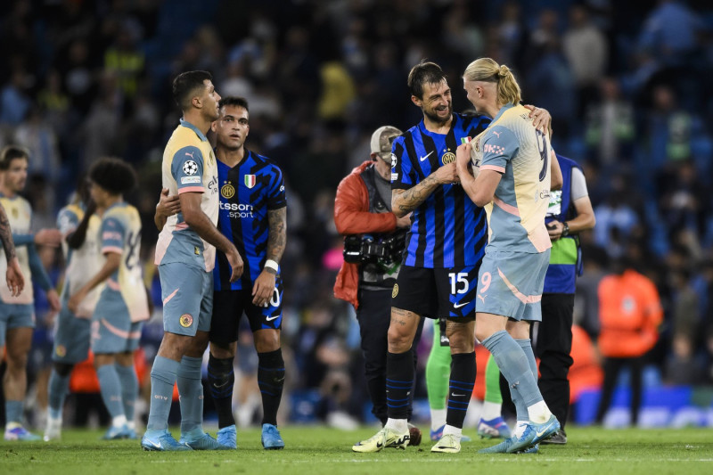 Manchester City FC V FC internazionale - UEFA Champions League Francesco Acerbi of FC Internazionale speaks with Erling