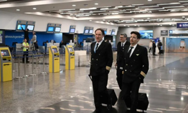 Ce salariu primești ca pilot pe un avion de linie? Cum poți plăti taxele de școlarizare de 60.000 €?