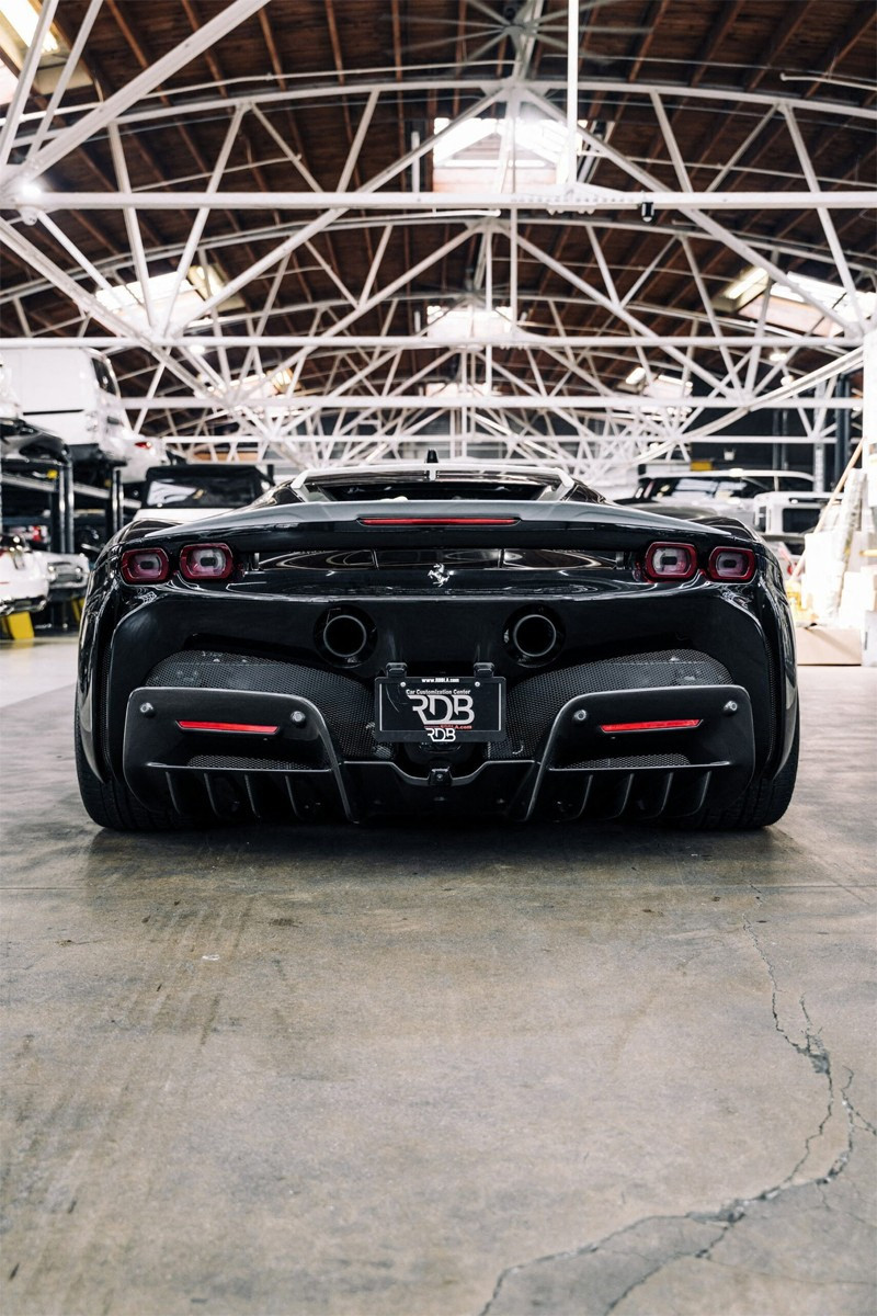 1016 Industries a maintenant conçu une Ferrari SF90 Stradale en fibre de carbone