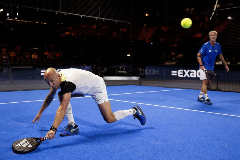 ROTTERDAM - Arjen Robben together with Niels Kokmeijer in action against Rafael van der Vaart and Uruguayan Diego Forlan during a demo match on the final day of Premier Padel Rotterdam in Ahoy. The international tournament experienced its first edition. A