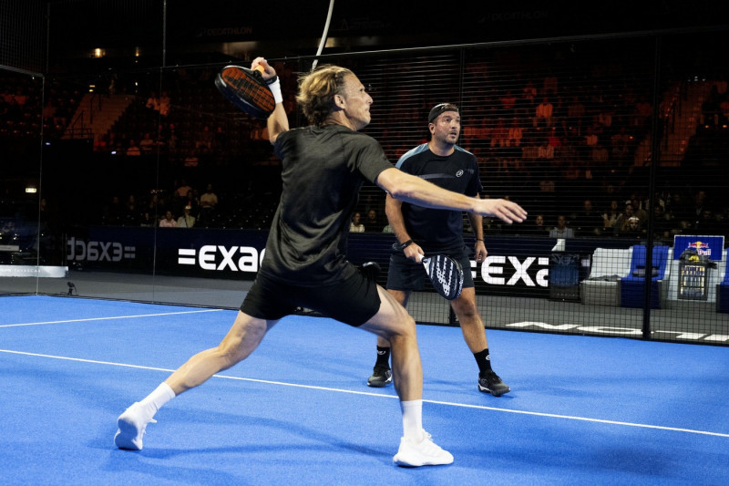 ROTTERDAM - Rafael van der Vaart and Uruguayan Diego Forlan (L) against Arjen Robben with Niels Kokmeijer in action during a demo match on the final day of Premier Padel Rotterdam in Ahoy. The international tournament experienced its first edition. ANP OL