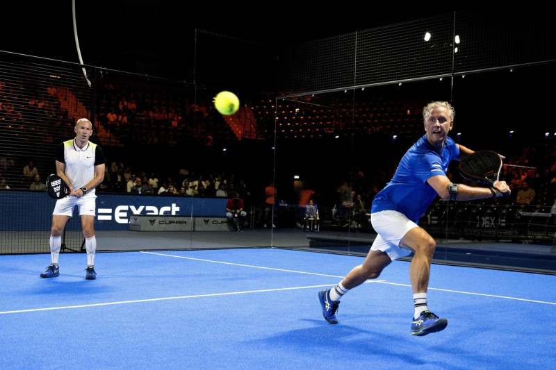 ROTTERDAM - Arjen Robben together with Niels Kokmeijer (R) in action against Rafael van der Vaart and Uruguayan Diego Forlan during a demo match on the final day of Premier Padel Rotterdam in Ahoy. The international tournament experienced its first editio